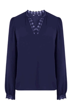 Bluzka damska Naf Naf elegancka z koronkowym dekoltem – granatowa