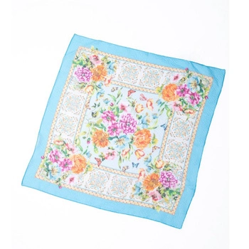 Chustka damska Guess pod szyję z jedwabiu niebieska w kwiaty