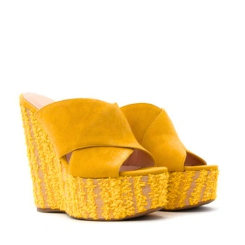 Buty damskie Guess Teisha klapki na koturnie musztardowe skórzane r. 39