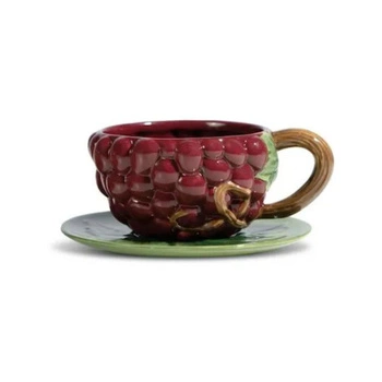 Filiżanka ze spodkiem ByON Red Grape winogrono 260 ml ceramiczna